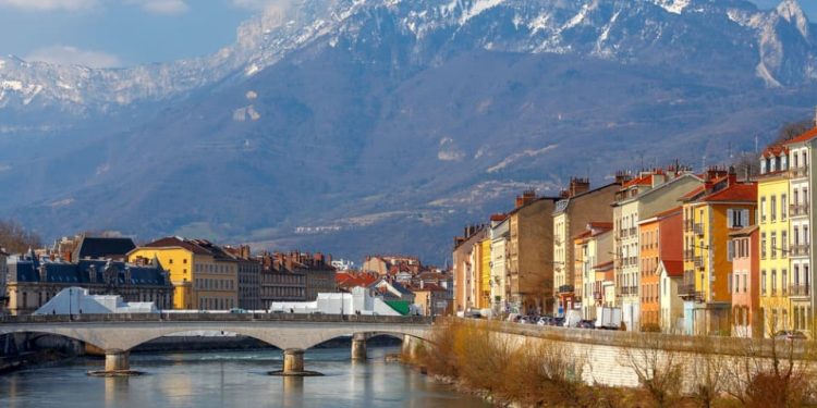 découvrez des solutions d'assurance habitation abordables à grenoble. protégez votre domicile avec des options flexibles adaptées à votre budget, tout en bénéficiant d'une couverture complète contre les risques courants. comparez nos offres et trouvez celle qui vous convient le mieux.