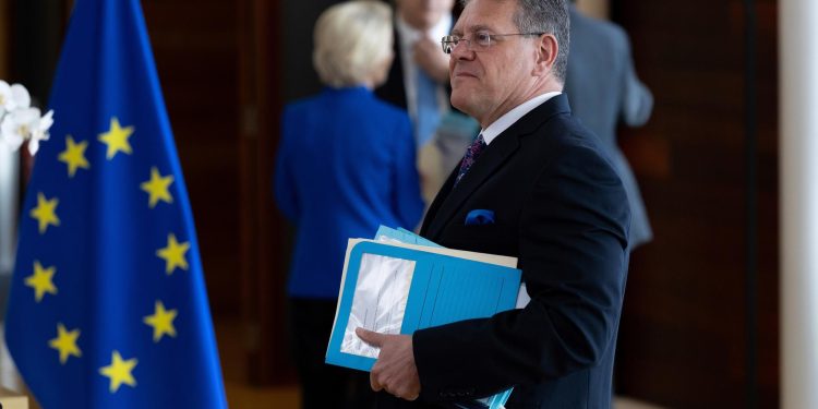 découvrez l'escroquerie impliquant trump et un montant de 250 000 dollars. plongée dans les dessous d'une affaire financière controversée et ses répercussions sur la politique américaine.