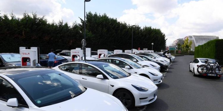 Des stations de recharge pour Tesla dĂ©sormais accessibles sur l’aire d’autoroute d’Angers