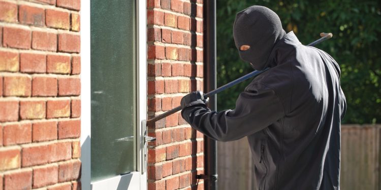 L’augmentation alarmante des cambriolages : pourquoi repenser votre assurance habitation
