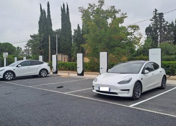 Une nouvelle station de recharge à Castelnaudary attire les vacanciers et les familles en déplacement avec Tesla