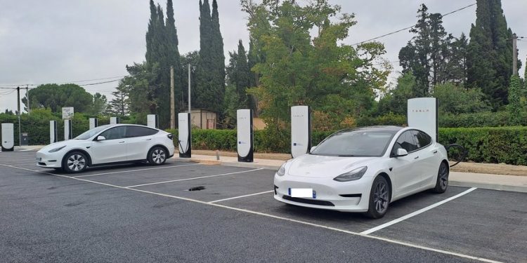 Une nouvelle station de recharge à Castelnaudary attire les vacanciers et les familles en déplacement avec Tesla